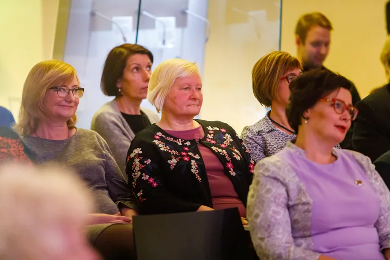 Anija valla elanik Anne Oruaas (keskel).