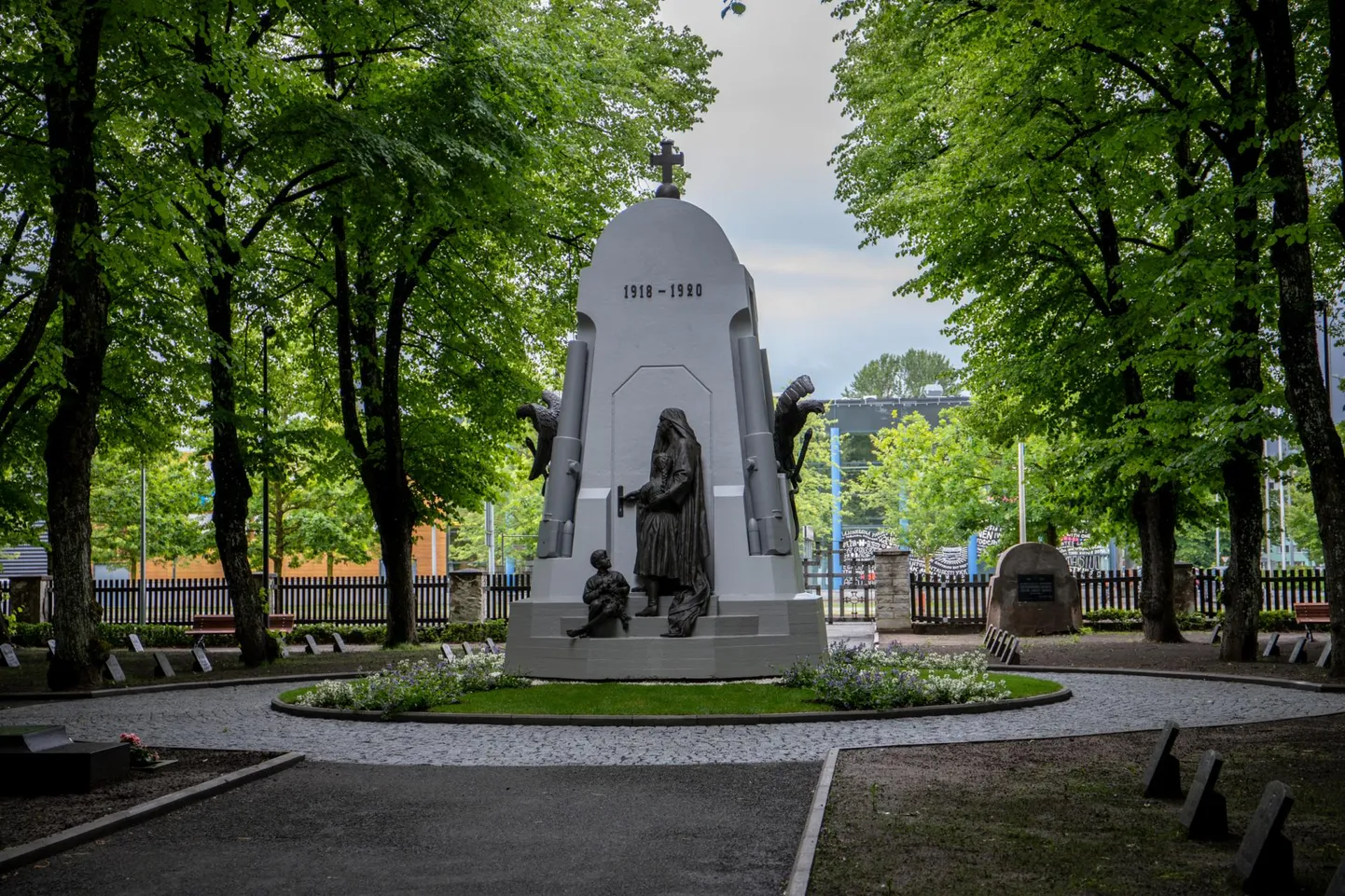 Võidupüha eel uuendati Pärnu Alevi kalmistul vabadussõja ausamba ümbrus.