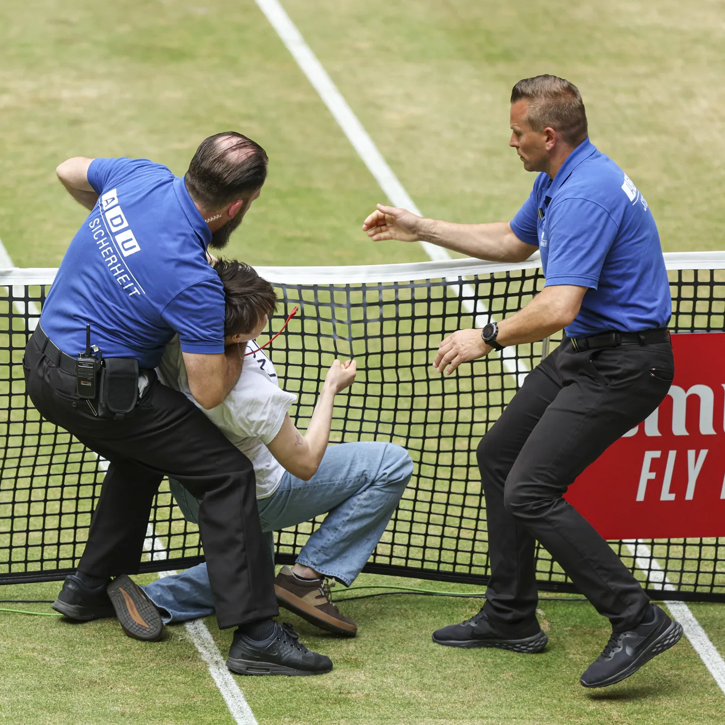 Protestija tungis Halle tennisturniiri finaalis platsile.