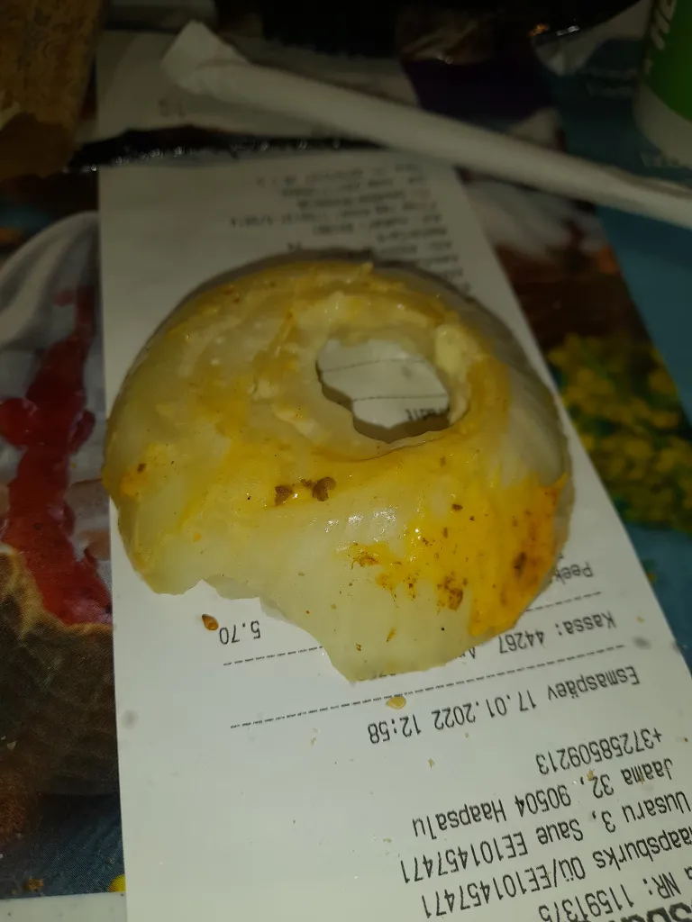 Кусок лука, который оказался в бургере, заказанном в хаапсалуском Hesburger.