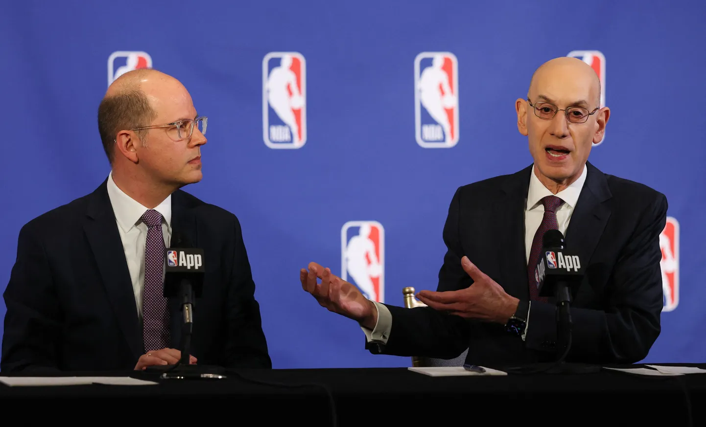 FIBA peasekretär Andreas Zagklis (vasakul) ja NBA komissar Adam Silver (R) andsid New Yorgis pressikonverentsi.