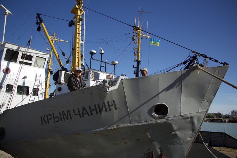 Рыболовецкое судно «Крымчанин» в Геническе на Азовском море. С 2014 года Россия неоднократно запрещала лов рыбы под предлогом военных учений. Иногда моряков задерживали пограничные катера ФСБ, чтобы конфисковать улов.