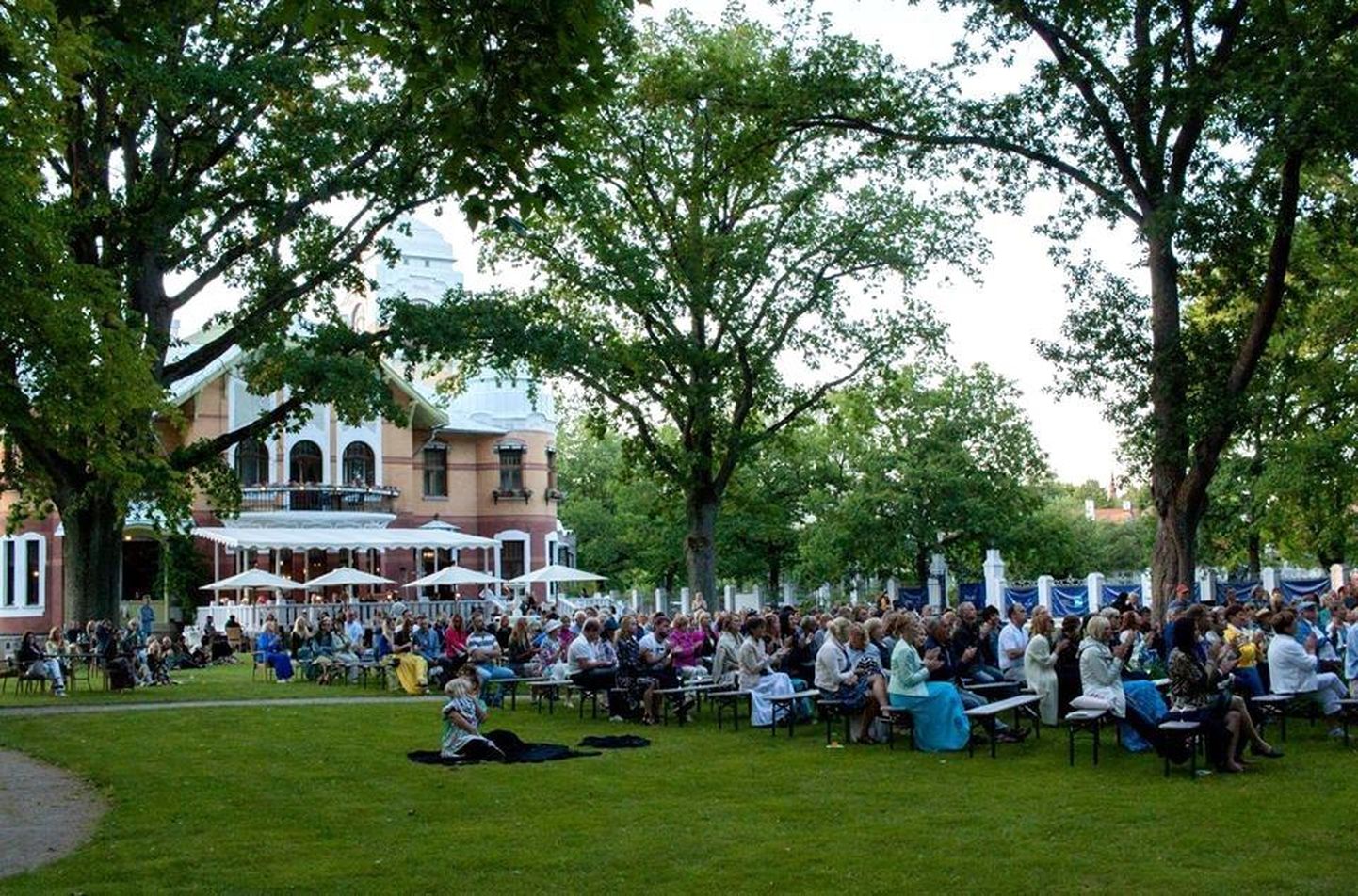 Pärnu linnaorkester alustab suvehooaega kontserdiga Ammende villa aias.