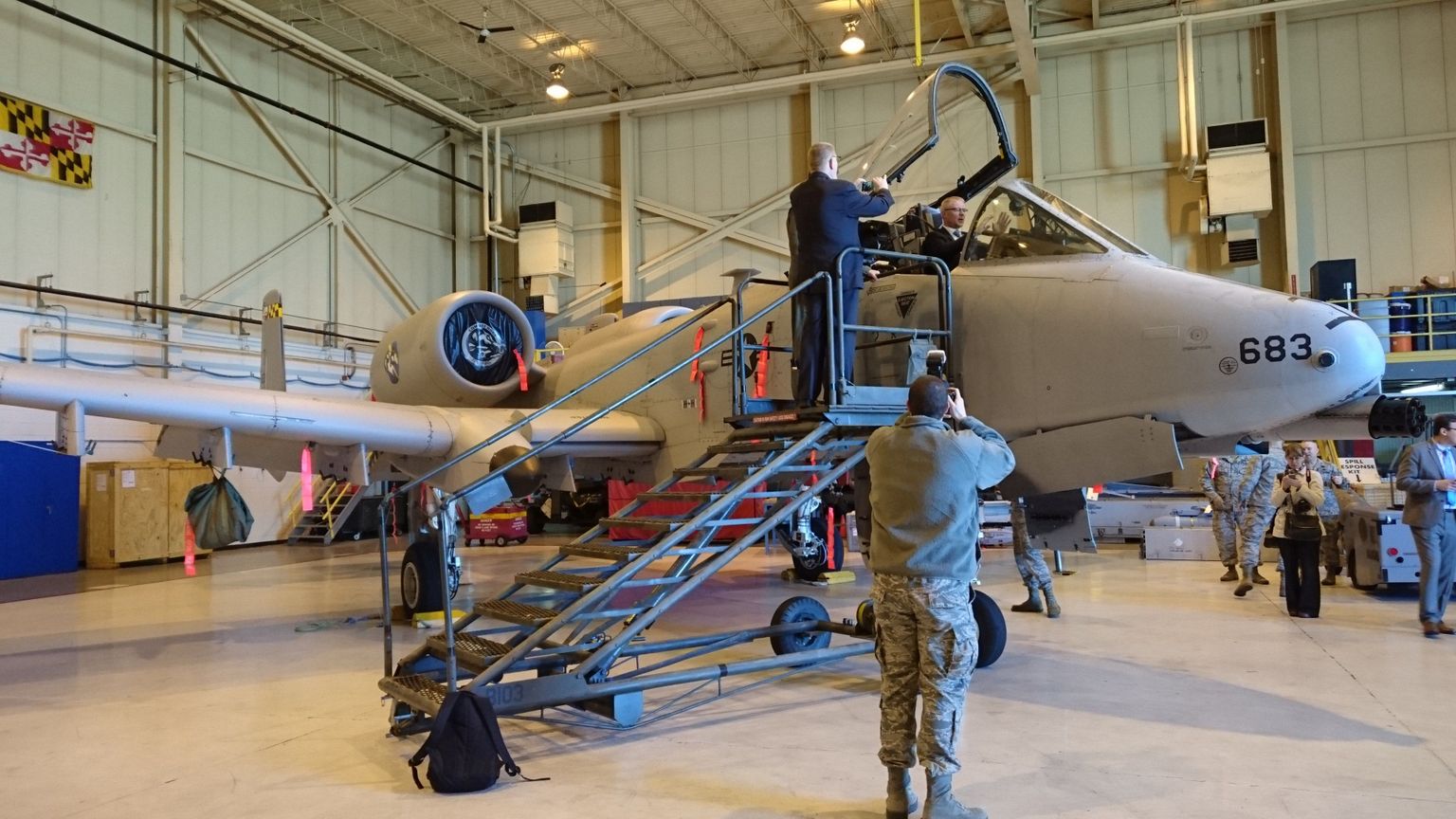 Kaitseminister Hannes Hanso Warfieldi õhuväebaasis teeneka ründelennuki A-10 kokpitis.