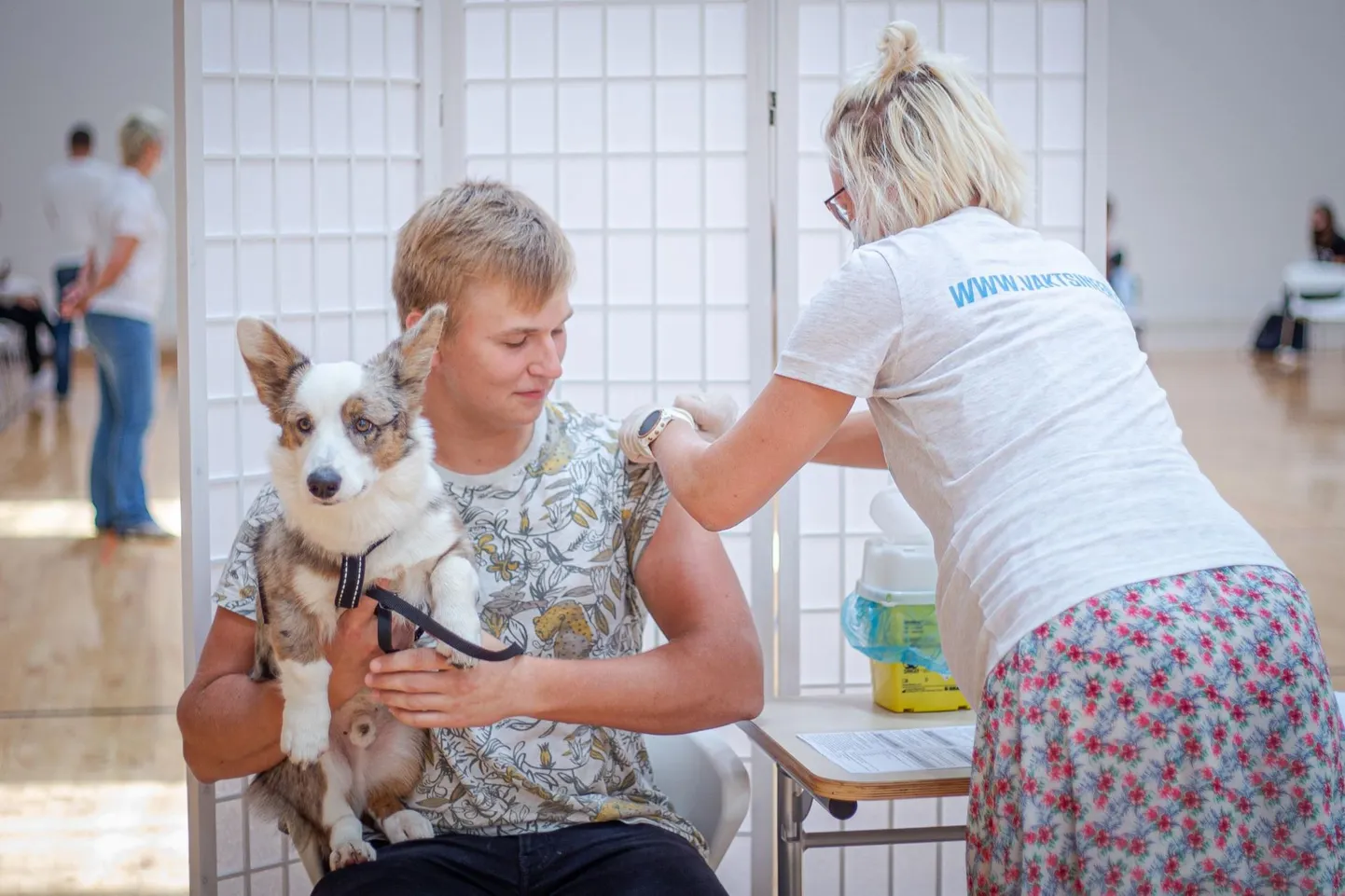 Kui seni sai koroonaviiruse vastu kaitsepookida lasta vähemalt 12aastasi lapsi, siis aasta lõpus laieneb see võimalus noorematelegi. Pildil vaktsineeritakse Pärnu Koidula gümnaasiumi õpilast.