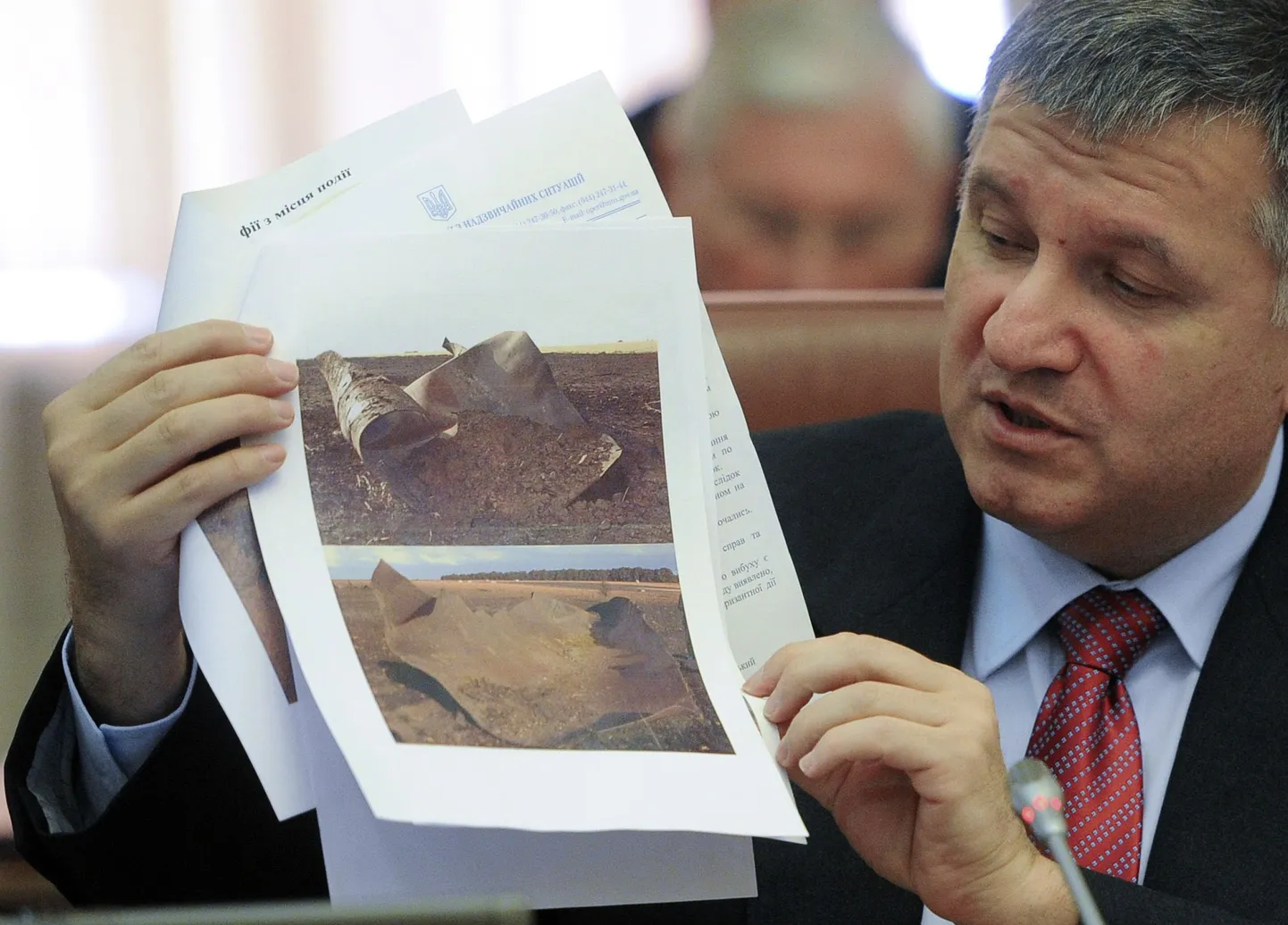 Ukraina siseminister Arsen Avakov hiljuti plahvatanud gaasitoru fotodega.