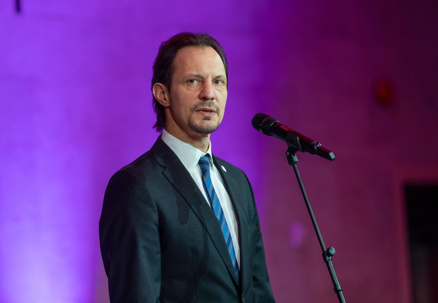 Indrek Saar andis Balti jaama ootepaviljonis pidulikul auhinnagalal üle Eesti Kultuurkapitali aastapreemiad eelmise aasta silmapaistvamaile kultuuri- ja sporditegelastele.