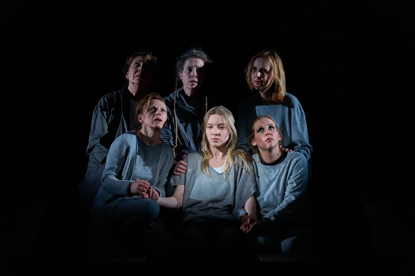 Elmo Nüganeni lavastatud «Jumalad» Vene teatris: Eva Koldits (esireas vasakult), Elss Raidmets, Saara Nüganen, Külliki Saldre (tagareas vasakult), Katariina Unt ning Maria Avdjuško kehastavad kolme Ukraina naist, kes põgenevad sõja eest.