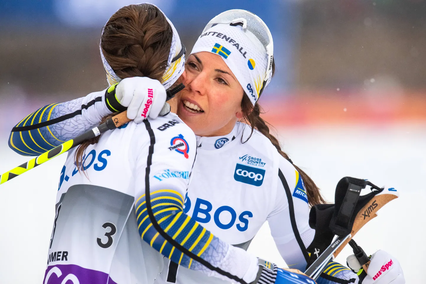 Charlotte Kalla (paremal) embamas Ebba Anderssoni.