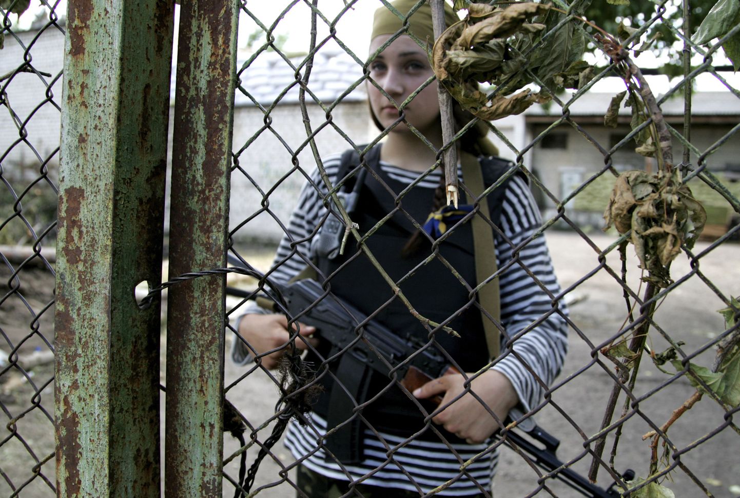 Ukraina rahvusliku kaitse vabatahtlik Alina Luhanski oblastis, kus veel üks grupp vaatlejaid kinni võeti.