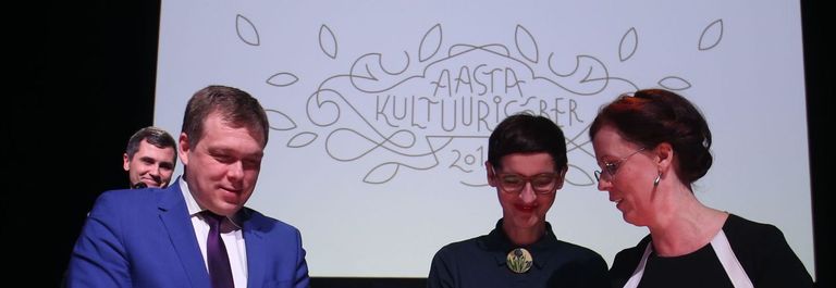 Kultuuriministeerium tunnustas Postimeest kultuurisõbralikkuse eest. Tunnustuse võttis vastu peatoimetaja Lauri Hussar.
