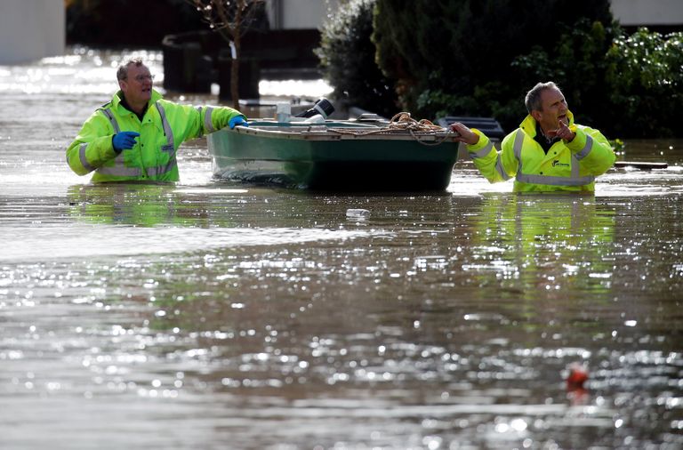 Päästetöötajad pihani üleujutusvees Suurbritannias Herefordis