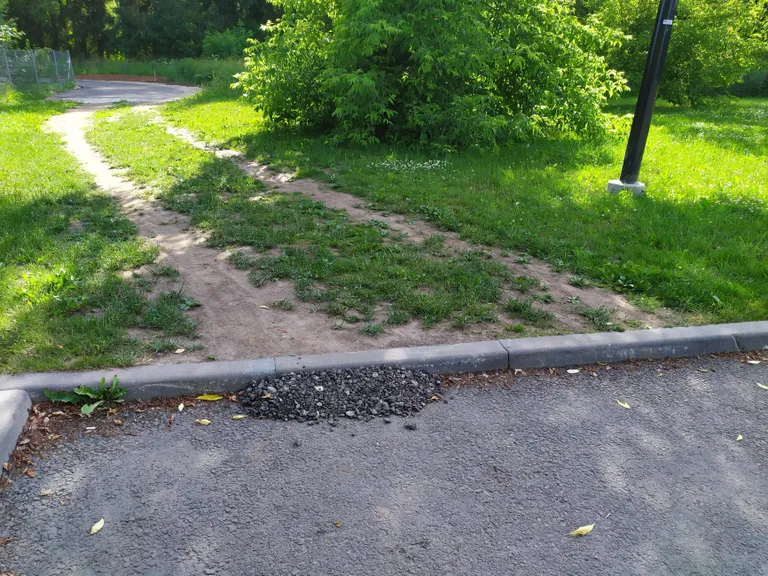 Rohelisse parki minekut piirab ka ohtlik äärekivi.