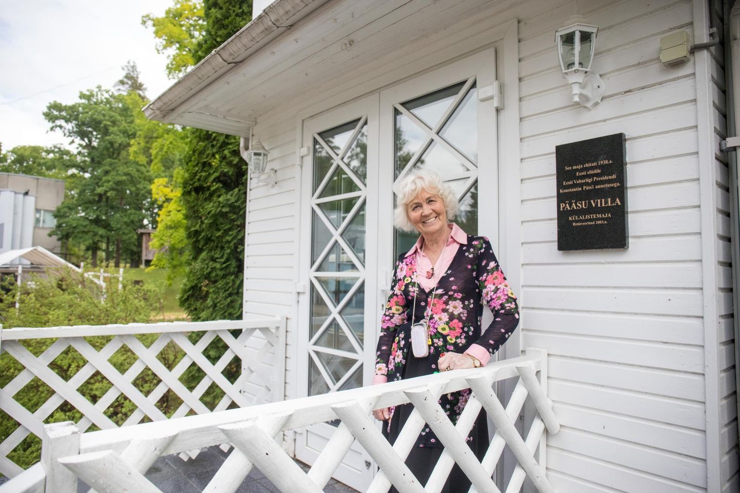 Nelijärve puhkekeskuse juht Reet Purre tutvustamas Pääsu Villat. Selles hoones avas Eesti vabariigi esimene president Konstantin Päts 1938. aastal turistide kodu.