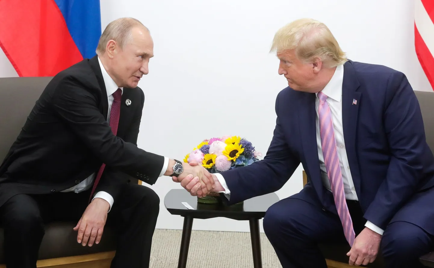 USA president Donald Trump surumas oma esimesel ametiajal kätt Venemaa autoritaarse liidri Vladimir Putiniga Jaapanis 28. juunil 2019. aastal.