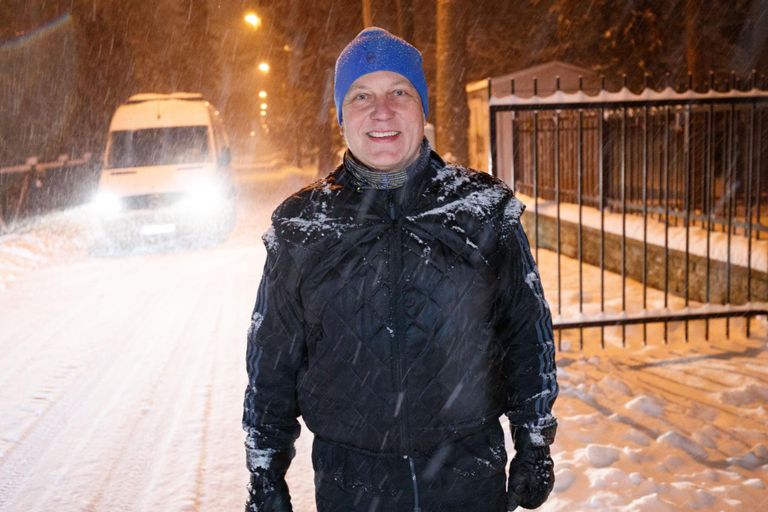 Хейно, который живет в районе Пирита, радуется снежной зиме и хвалит помощника, снегоуборщик. При необходимости Хейно убирает всю улицу.
