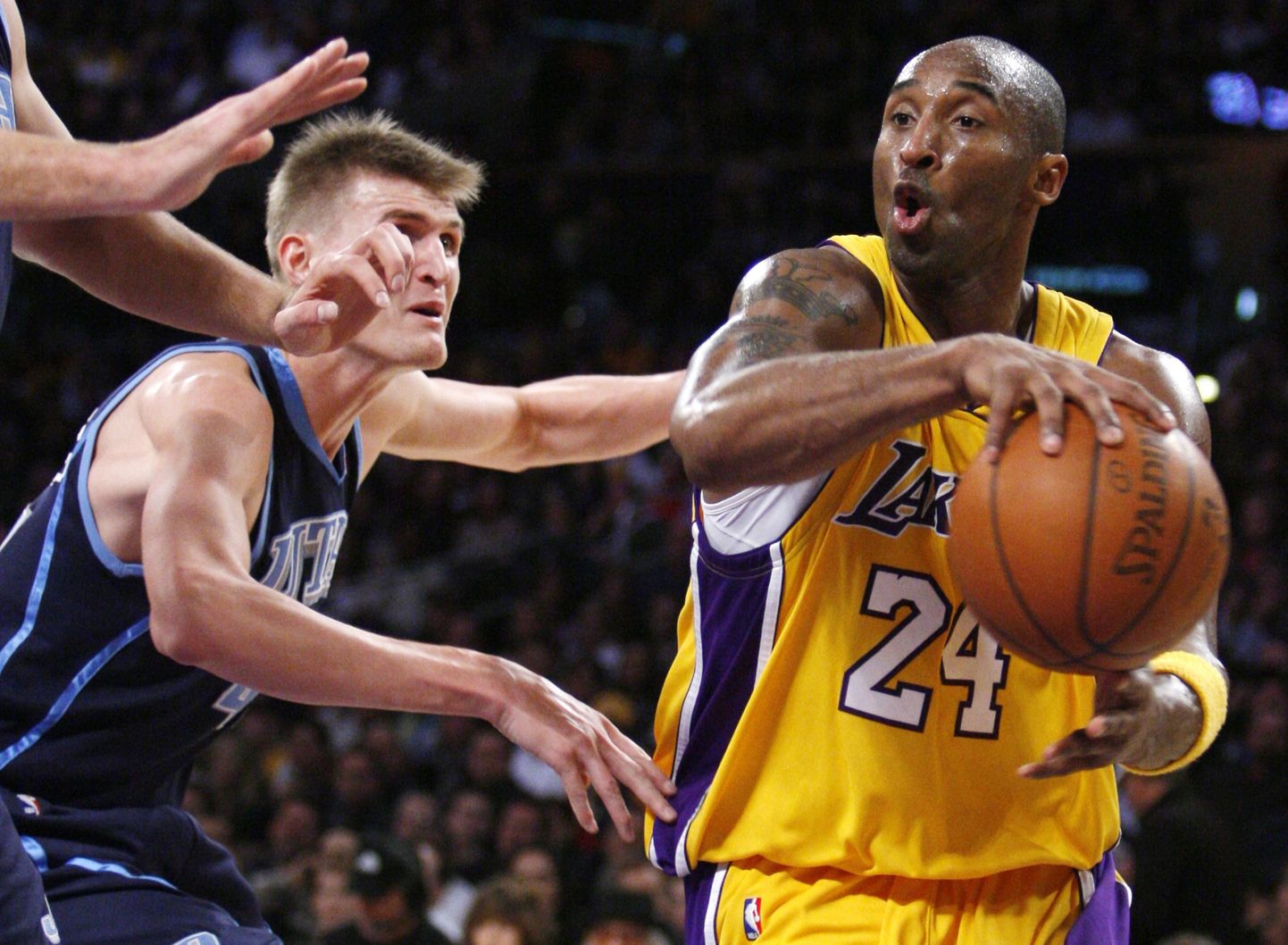 Los Angeles Lakersi Kobe Bryant (paremal) võitluses Utah Andrei Kirilenko vastu.