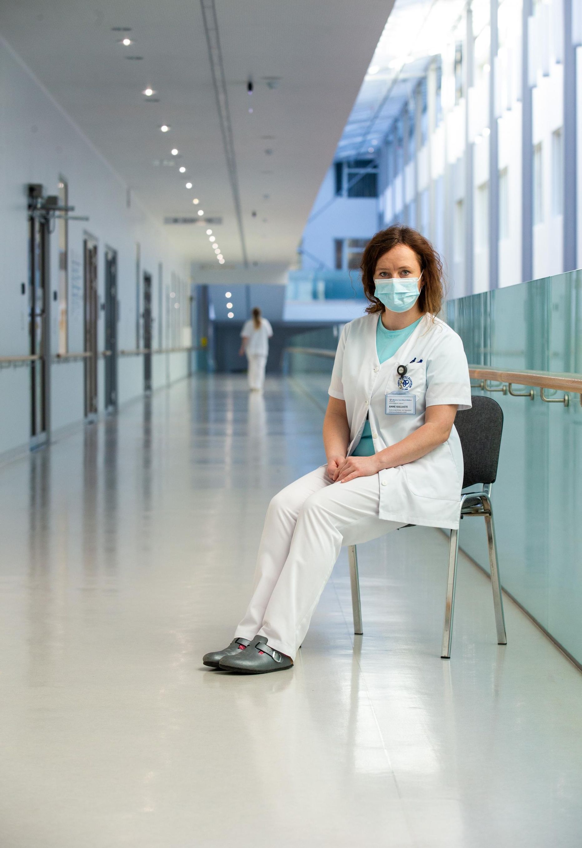 Doktor Anne Kallaste näeb haiglas Covidi-patsiente ravides, kui ohtlik see haigus on. Kuna meeskonnatöö ja hool haige paranemise nimel on suur, siis on iga kaotus raske.