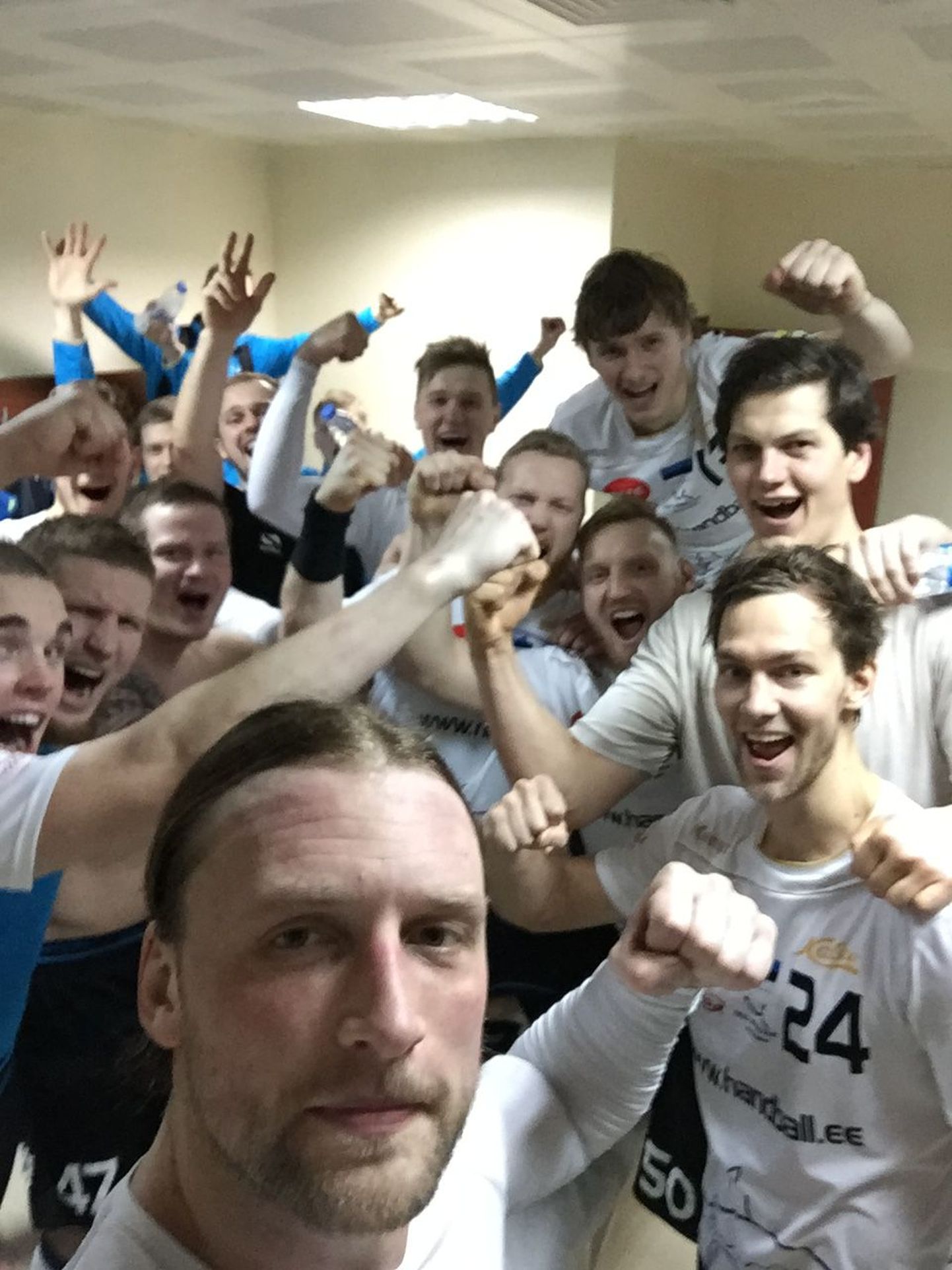 Eesti käsipallikoondis riietusruumis tähistamas võitu Türgi üle.