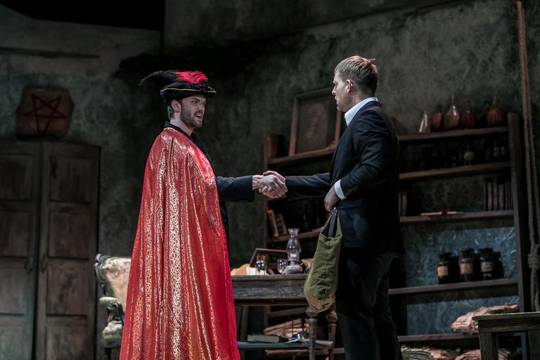 Faust (Andres Mähar, paremal) ja Mefistofeles (Reimo Sagor) löövad käed.