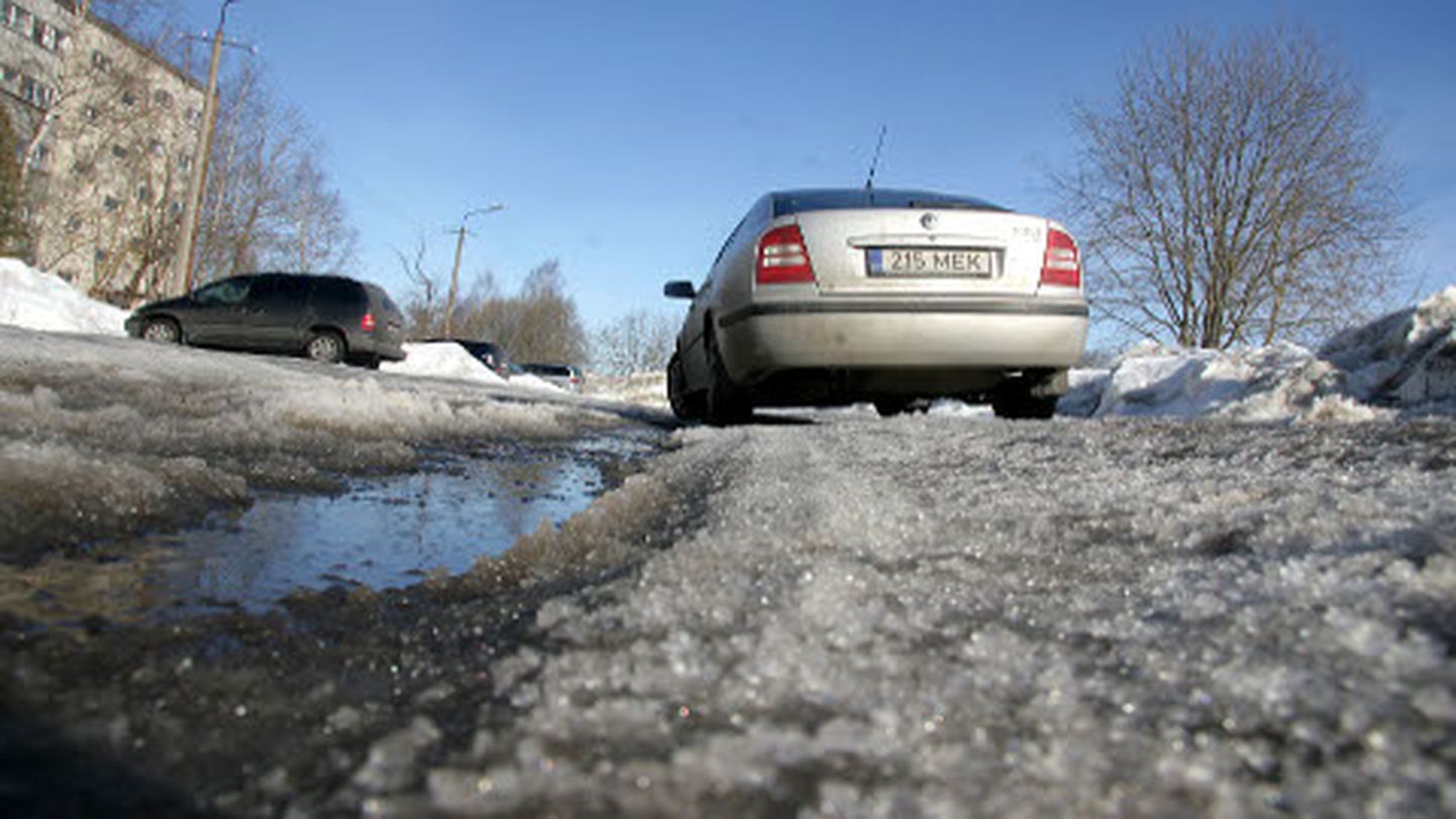 Kõrvaltänavad ja väiksemad teed on paksu jääkatte all ning olukord muutub heaks alles siis, kui tee lõplikult välja sulab.