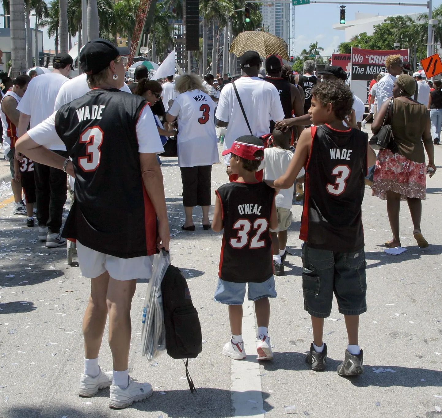 Miami Heati särkides korvpallifännid enne kohtumist tänaval ringi liikumas.