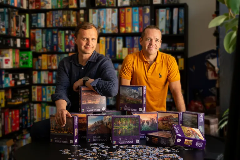 “Brain Games” dibinātājs Egils Grasmanis (no kreisās) un fotogrāfs Mārtiņš Plūme