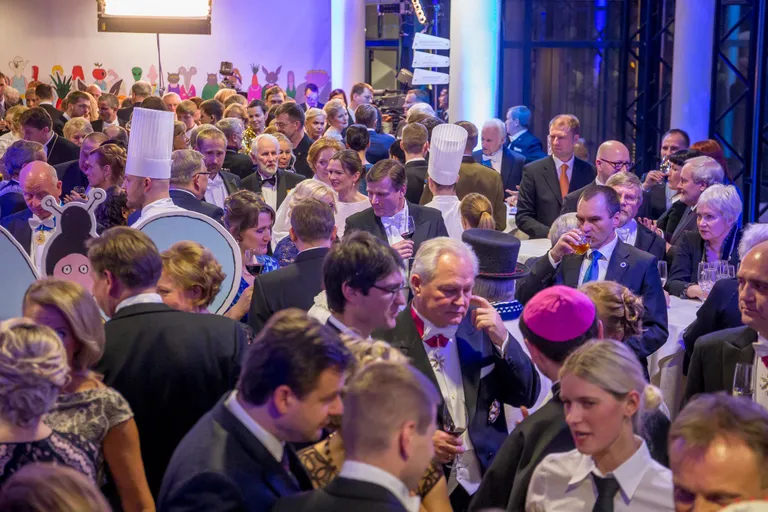 Enne ballisaali avamist pidi end jõuga läbi rahvasumma pressima. Foto: Sander Ilvest