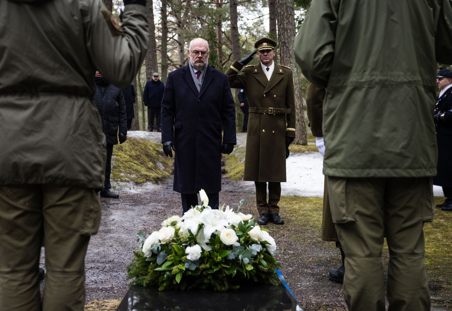Pärgade asetamine Eesti kõrgete riigitegelaste haudadele Metsakalmistul.