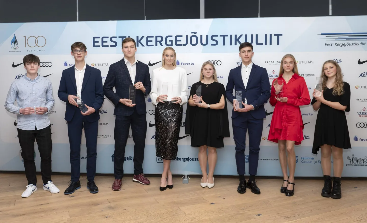 Omaealiste hulgas valiti pärnakatest parimaks nii Rasmus Roosleht (vasakult kolmas) kui Naomi Toomenurm (paremalt teine).