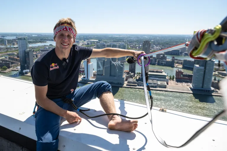 Slackliner Jaan Roose ületamas Rotterdamis Maasi jõge