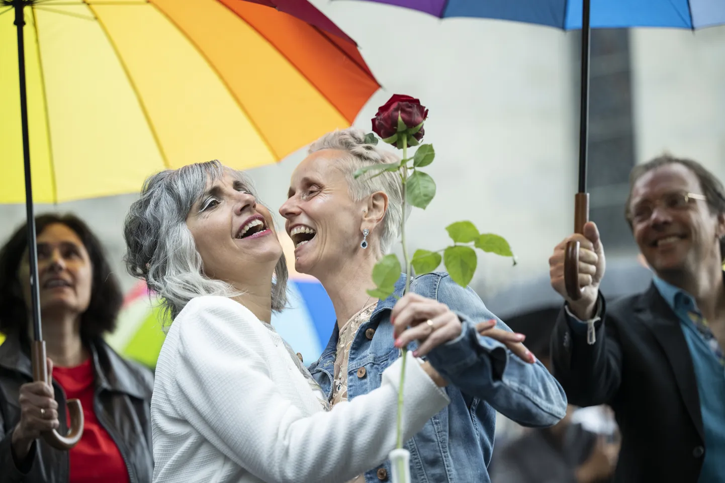 Annett Babinsky ja Laura Suarez embavad pärast abiellumist Zürichi perekonnaseisuametis.