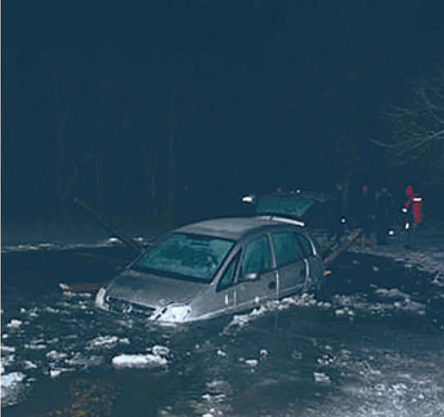 Tõrmas läbi jää vajunud sõiduauto.