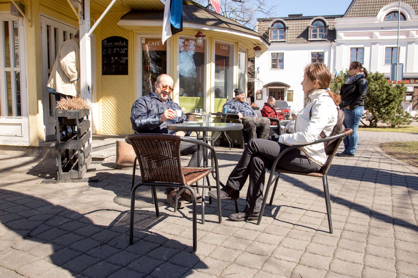 Pärnu kesklinnas tegutsevad kohvikud ja restoranid paigaldavad suveterrasse ja panevad laudu välja, et külastajad värskes õhus kohvi ja päikest nautida saaksid.