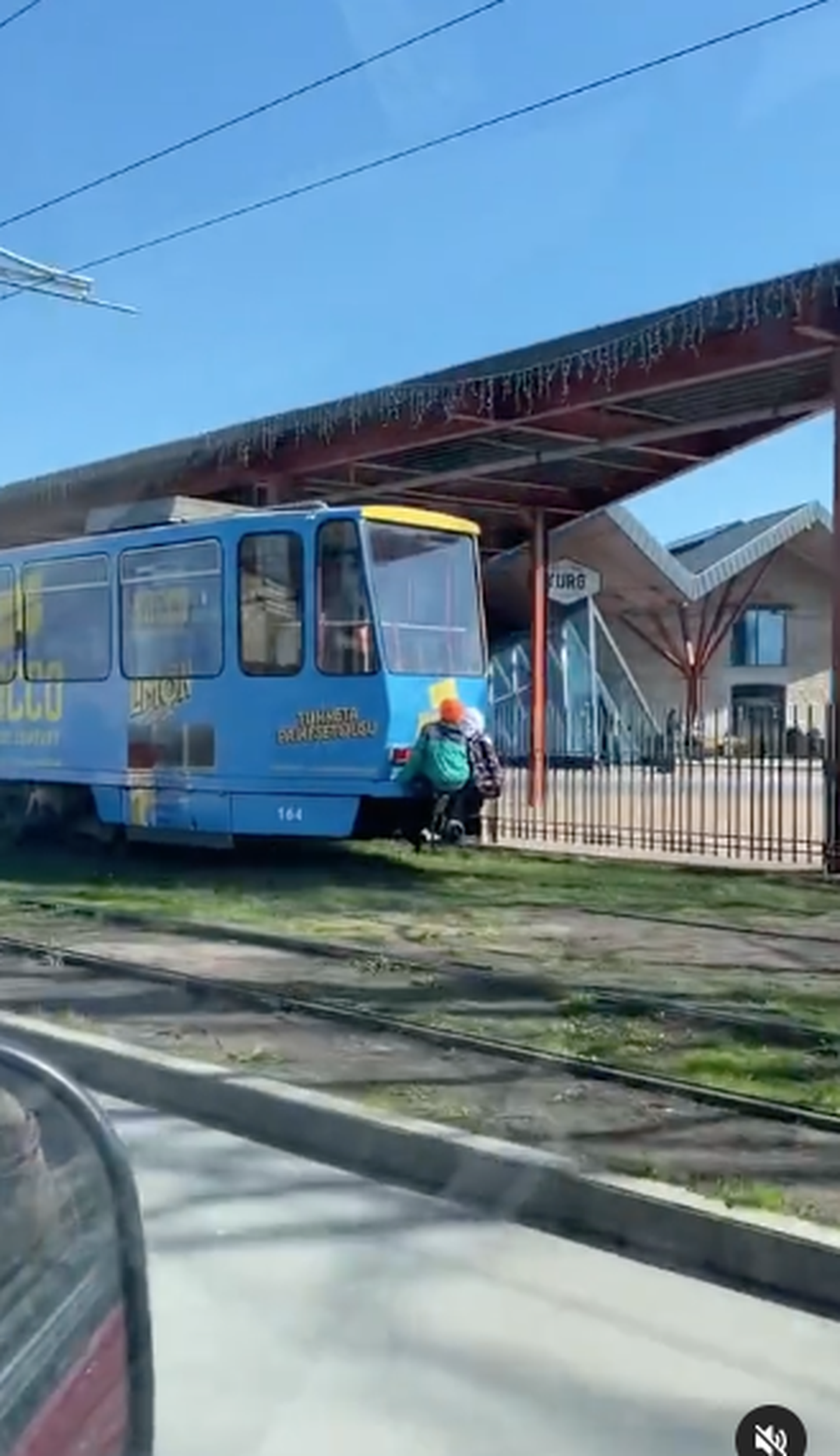 Школьника совершают опасную поездку, зацепившись за заднюю часть трамвая