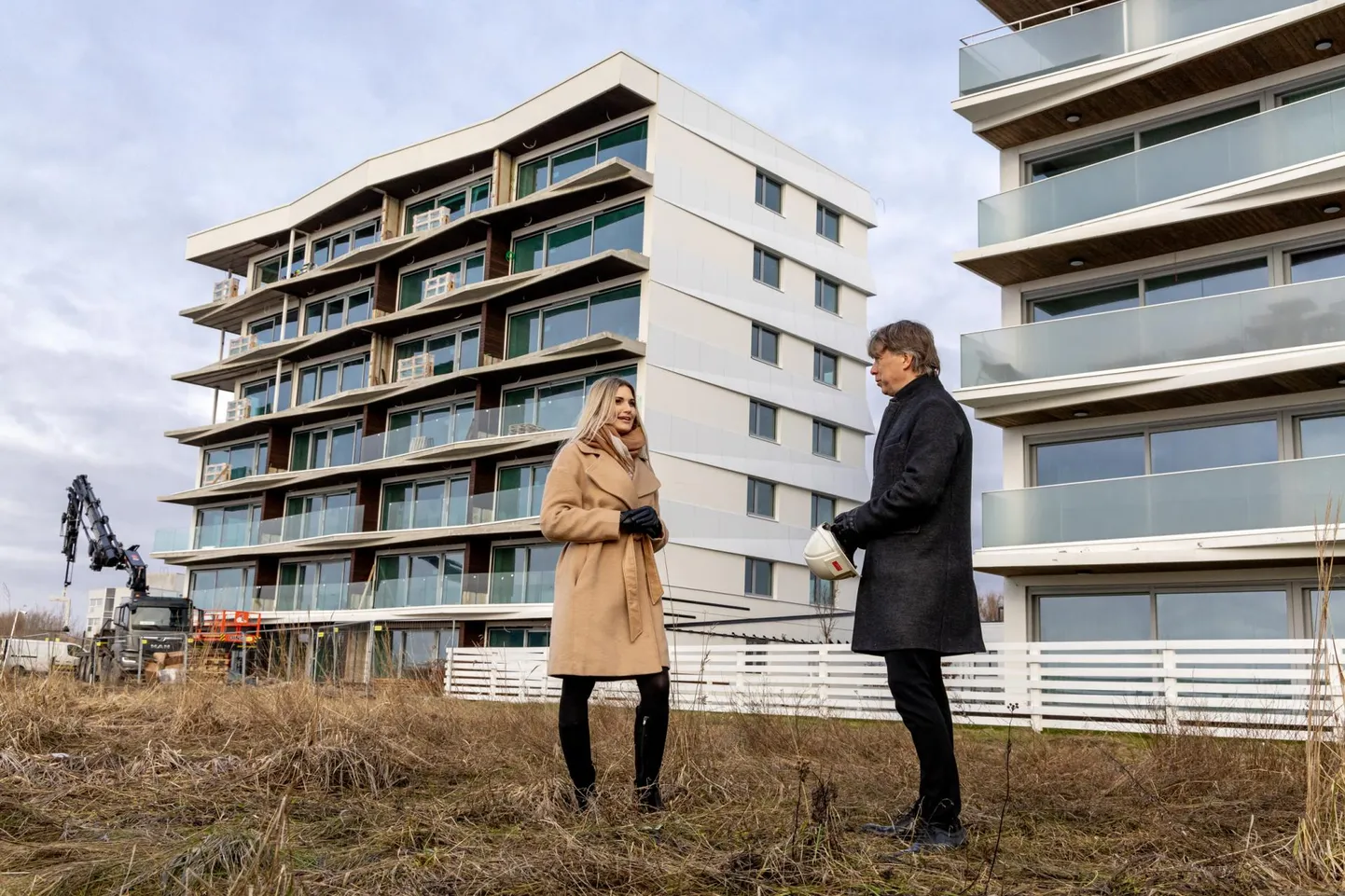 Kinnisvaraeksperdi vanemmaakler Janno Peterson (paremal) ütles, et kui 2019. aastal valminud Valgre elamurajooni esimeses majas olid peamised ostjad välismaalased, siis praegu ehitatavasse kortermajja soetavad eelkõige eestlased. 

Kinnisvaraeksperdi maakler Kristel Novek (vasakul) ütles, et eelmisel aastal oli Pärnus keskmise korteritehingu hind umbes 115 000 eurot.