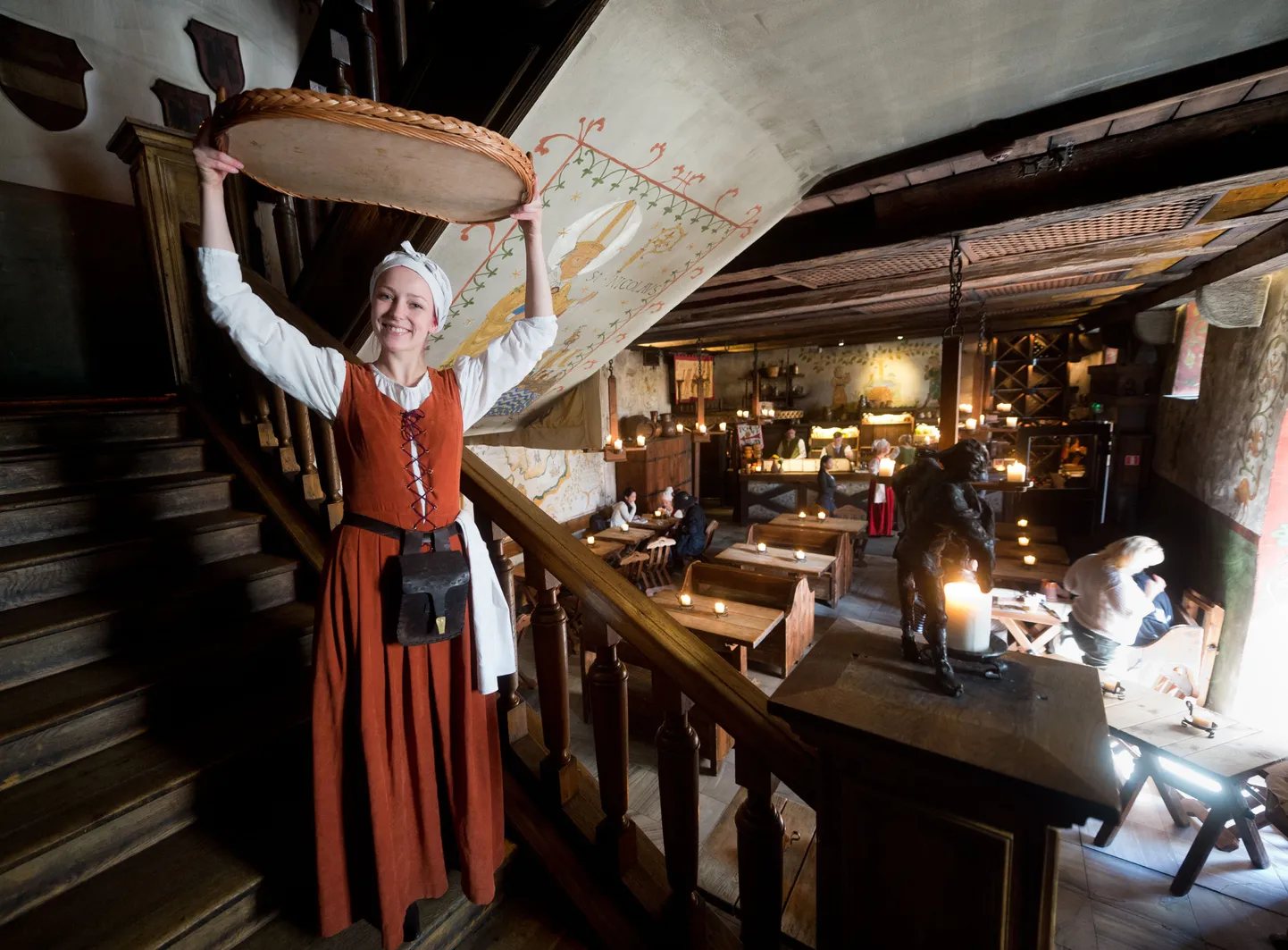 Olde Hansa restorani teenindaja Kelly Meiesaar.