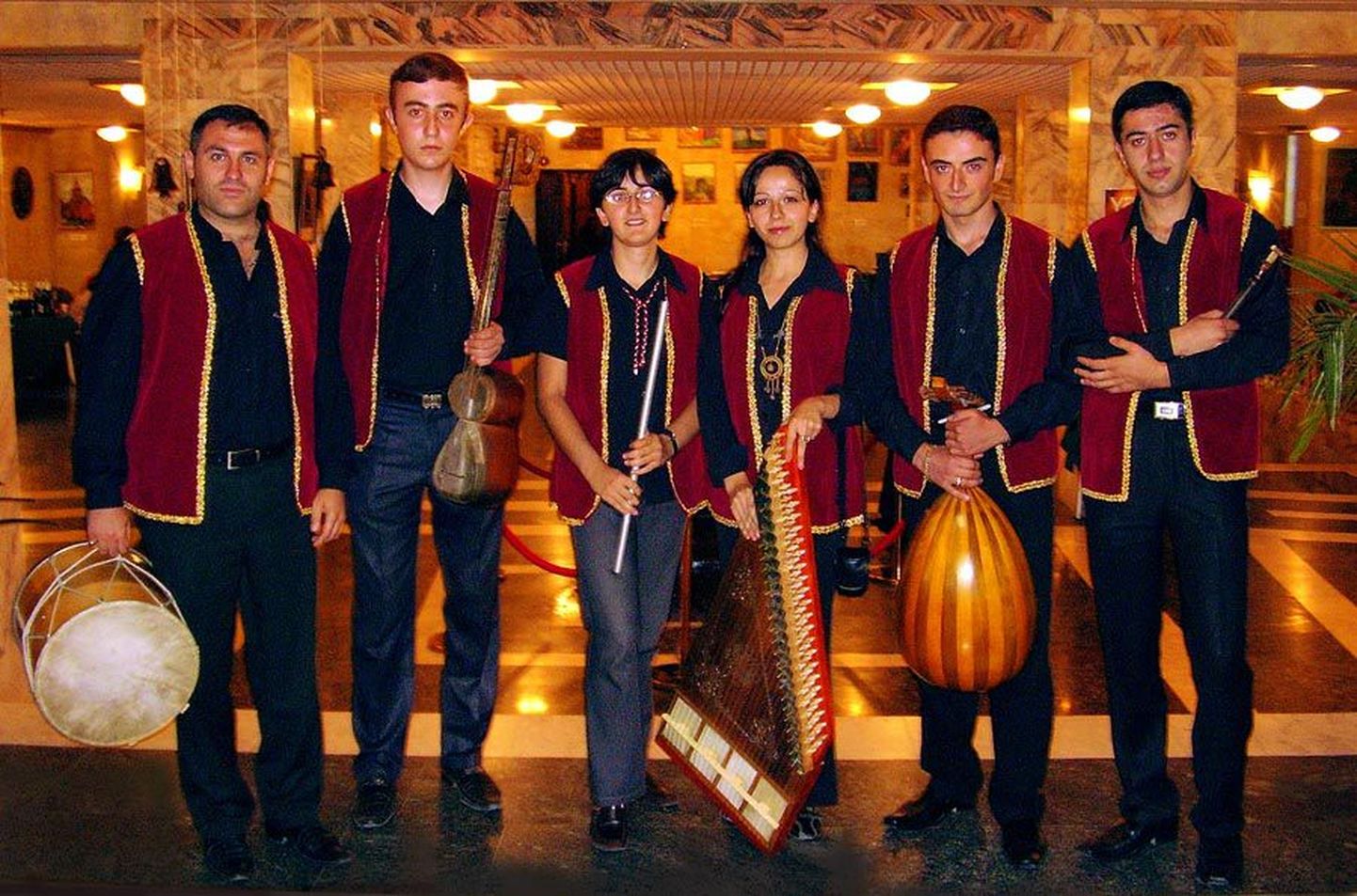 Noored ja tegusad armeenlased peavad kalliks esivanemate muusikalist pärandit ning traditsioone.