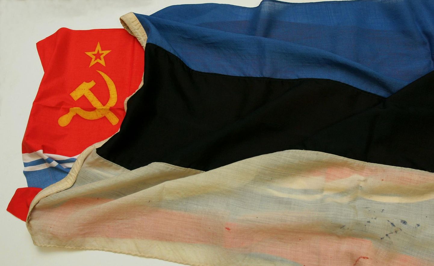 ENSV lipp üle kaetud Eesti Vabariigi lipuga