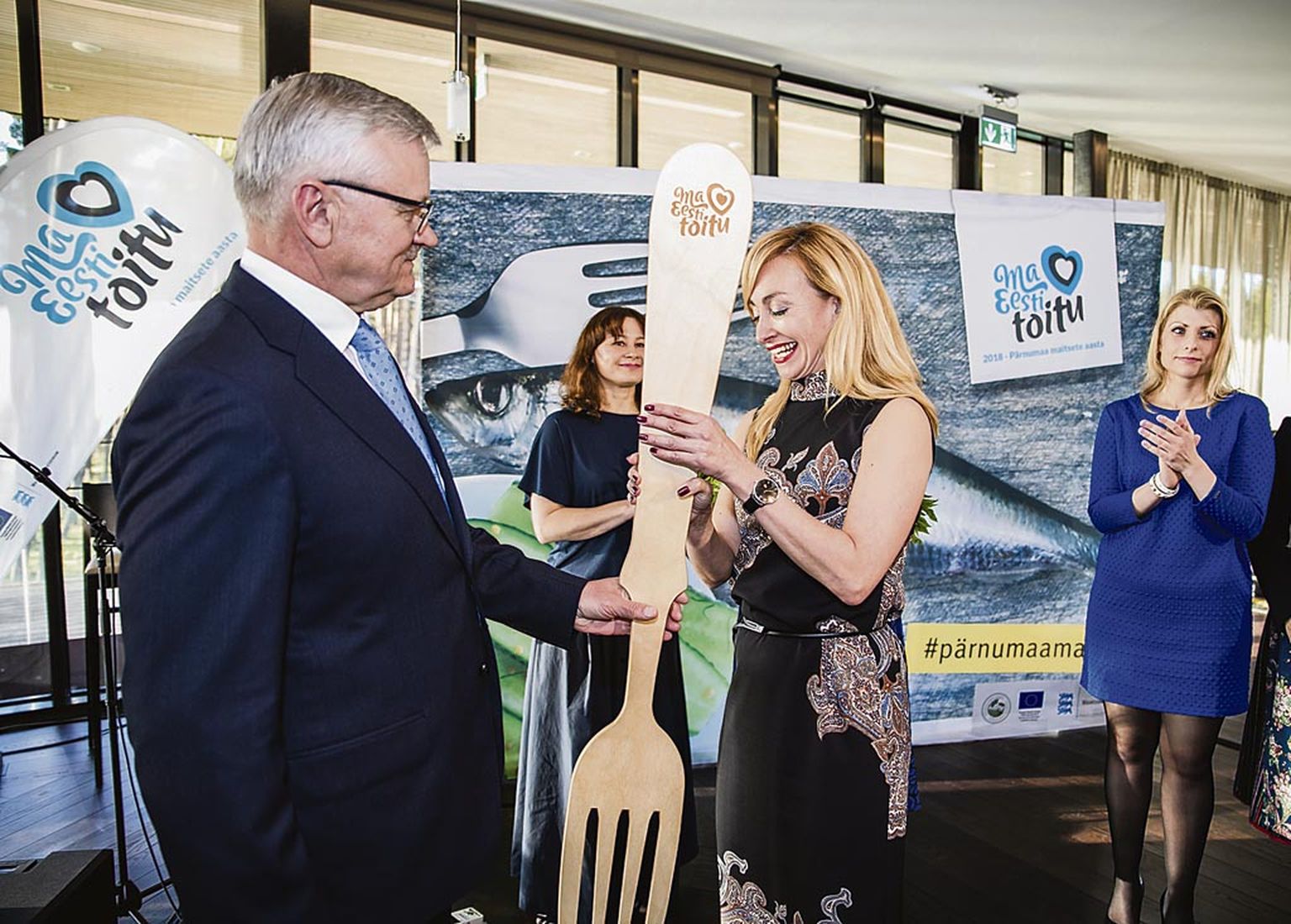Pärnumaa maitsete ­aasta projektijuht Kadi Elmeste võttis maaeluminister Tarmo Tammelt vastu rändkahvli, millega kuulutati ranna- ja rabarahva toiduaasta avatuks.