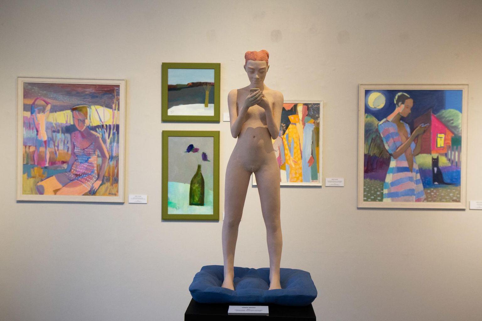Evi Gailiti, Tõnis Kriisa ja Maris Tuulingu näituse «Kolm­promiss» keraamilised skulptuurid on valminud kõrg- (pildil esiplaanil) ja madalkuumustehnikas.