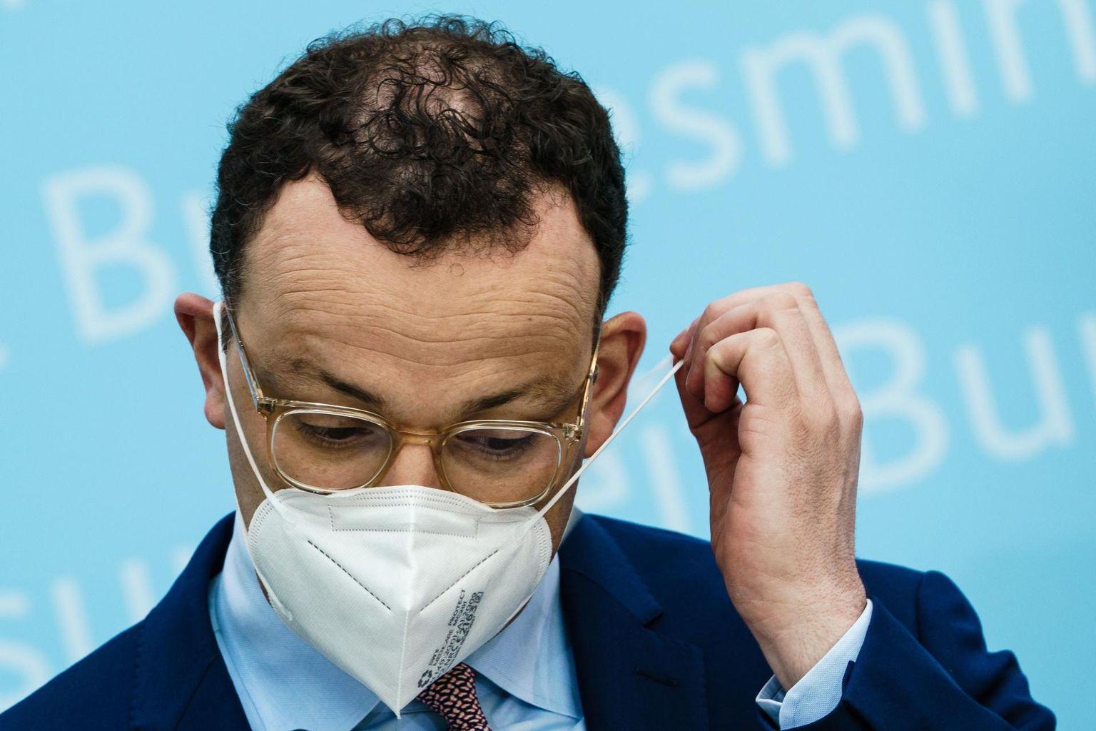 Saksamaa tervishoiuminister Jens Spahn (CDU) sätib endale kaitsemaski ette.