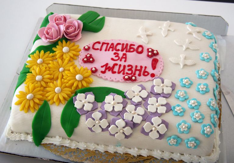 Татьяна Антонова привезла большой торт с надписью "Спасибо за жизнь".