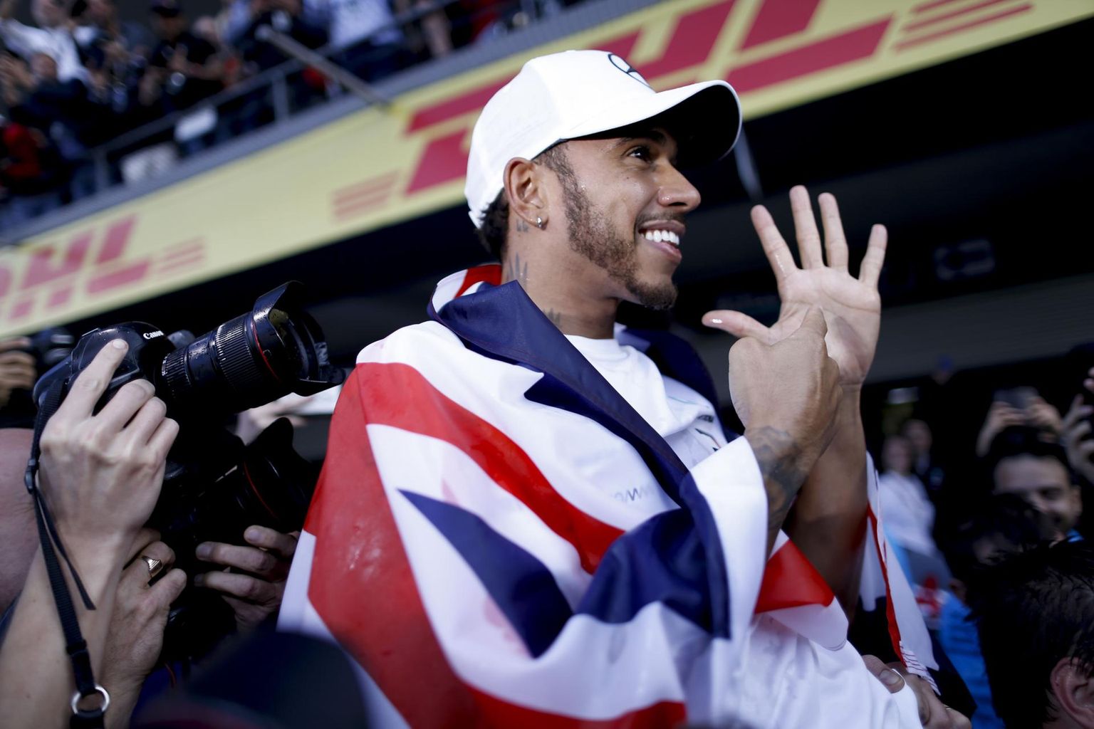 Viis tiitlit! Nii näitab tänavuse hooaja valitseja Lewis Hamilton sõrmedel.