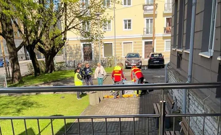 Tallinna koolis kukkus poiss neljanda korruse aknast alla.