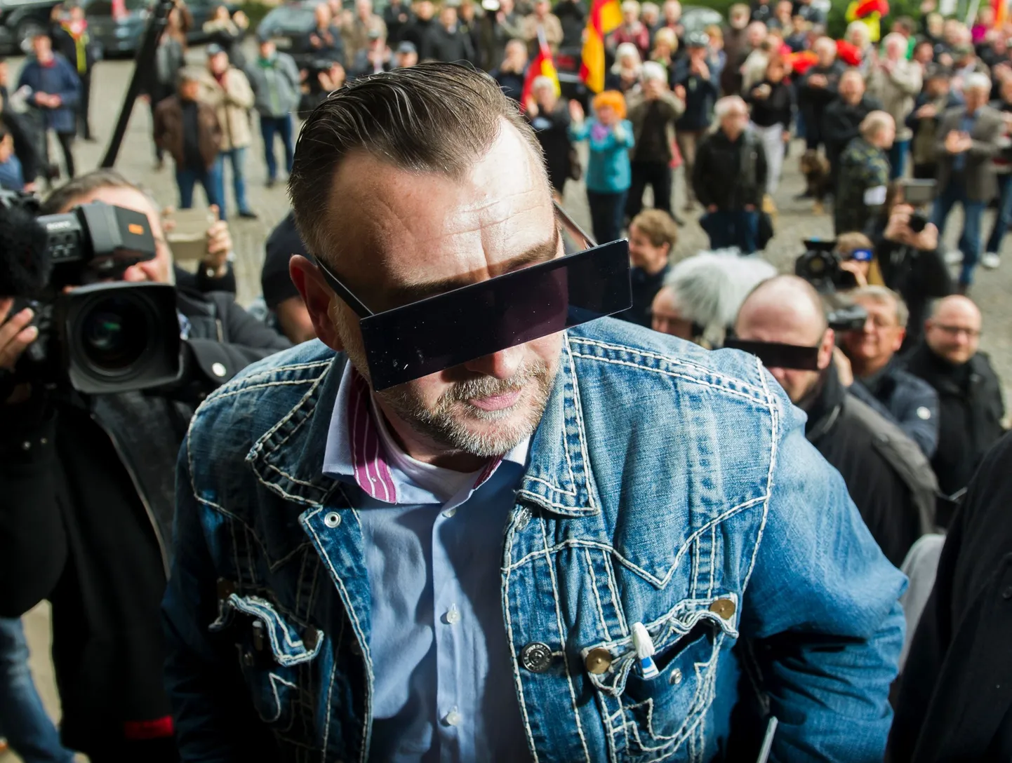 PEGIDA looja Lutz Bachmann saabus eile Dresdenis kohtusse, peas tsensuurile viitavad mustad prillid.