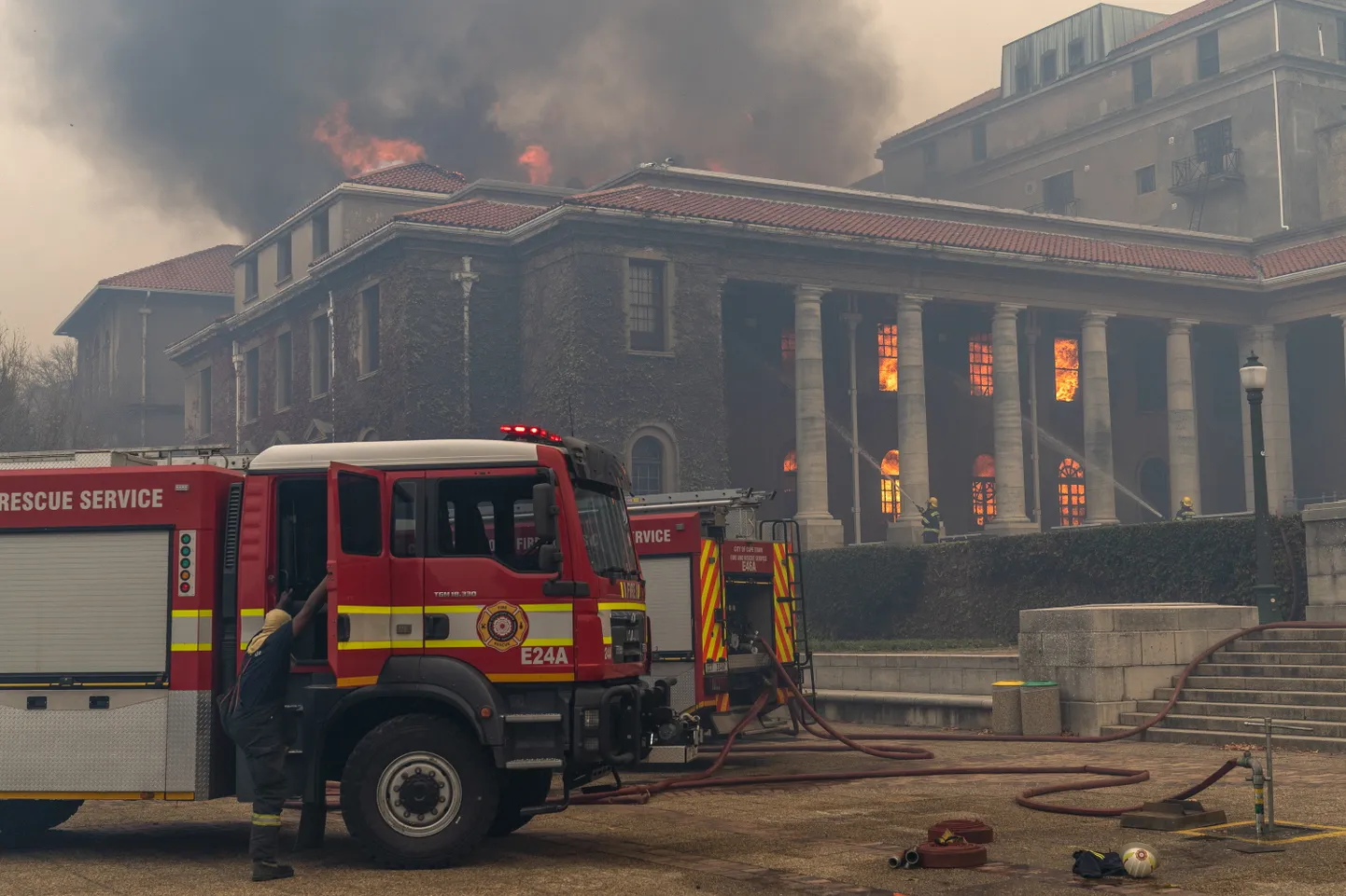 Tuletõrjujad kustutamas Kaplinna ülikooli ajaloolist raamatukogu.