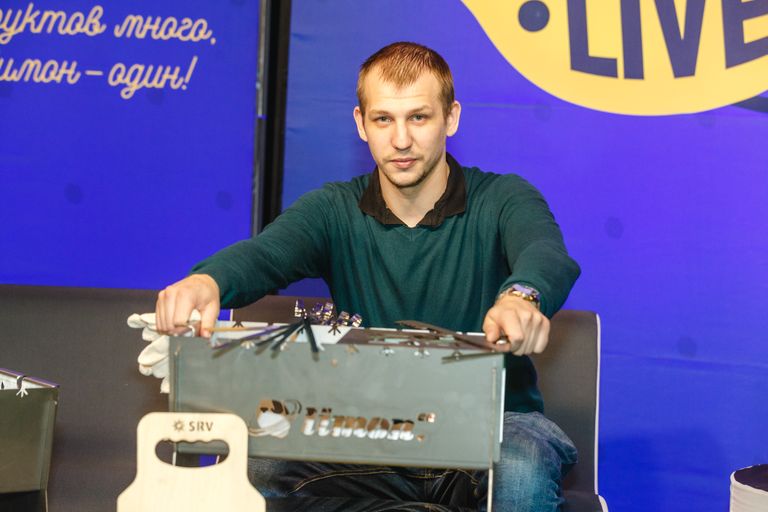Денис Токарев демонстрирует мангал с логотипом портала Limon.