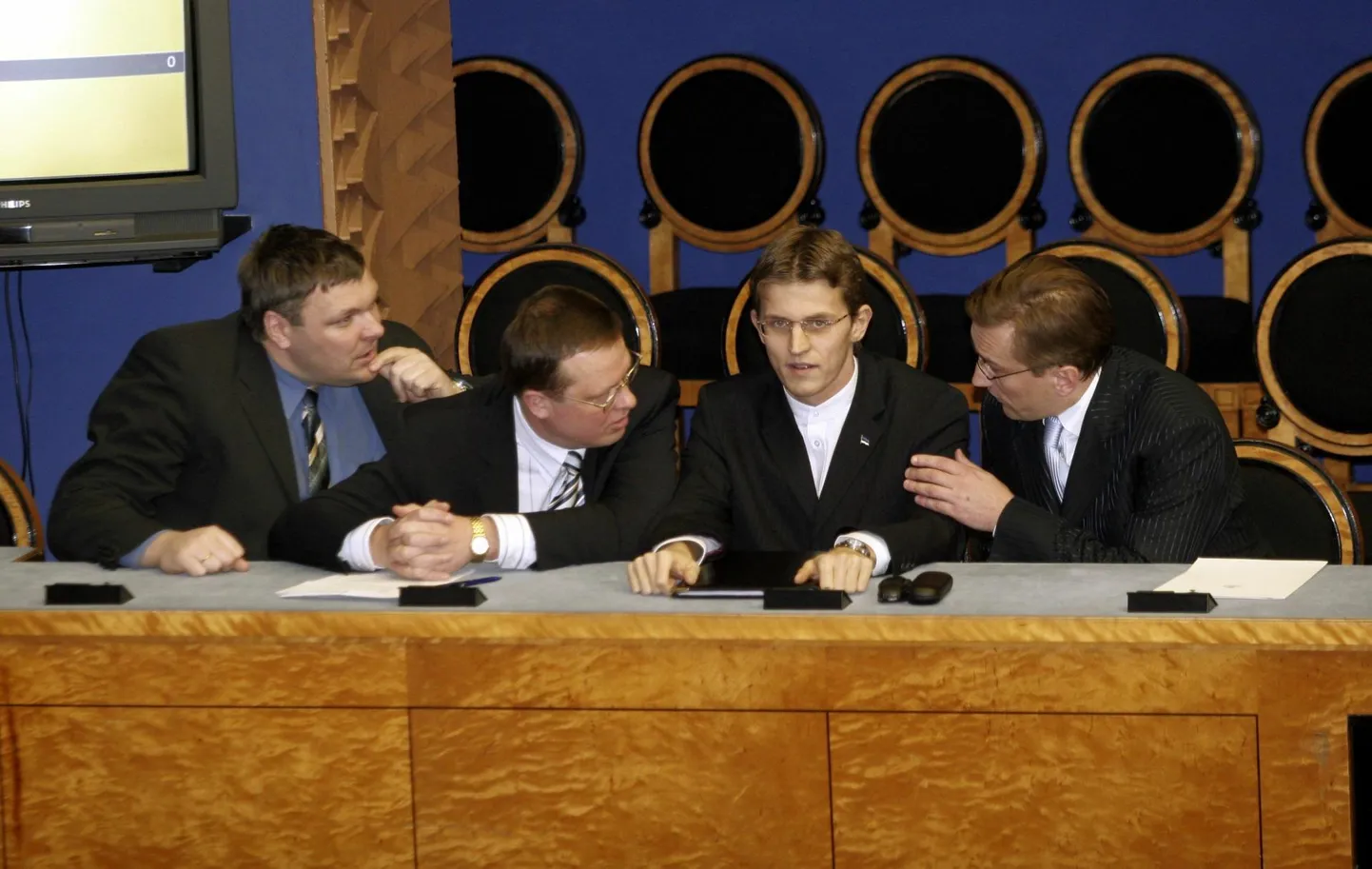2005. aasta 21. märtsil teatas peaminister Juhan Parts (paremal) valitsuse tagasiastumisest. Võimukriis algas 10. märtsil, mil võimupartner Reformierakond nõudis minister Ken-Marti Vaheri (paremalt teine) tagandamist. Fotol on veel toonased ministrid Marko Pomerants (vasakul) ja Toivo Maimets.