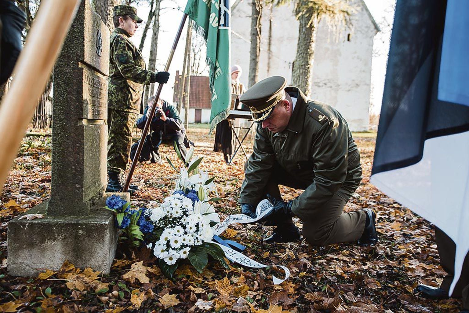 Mihkli kirikaias asetati legendaarse metsavenna Ants Kaljuranna mälestuskivi juurde pärg austusena eestlusele truuks jäänutele.